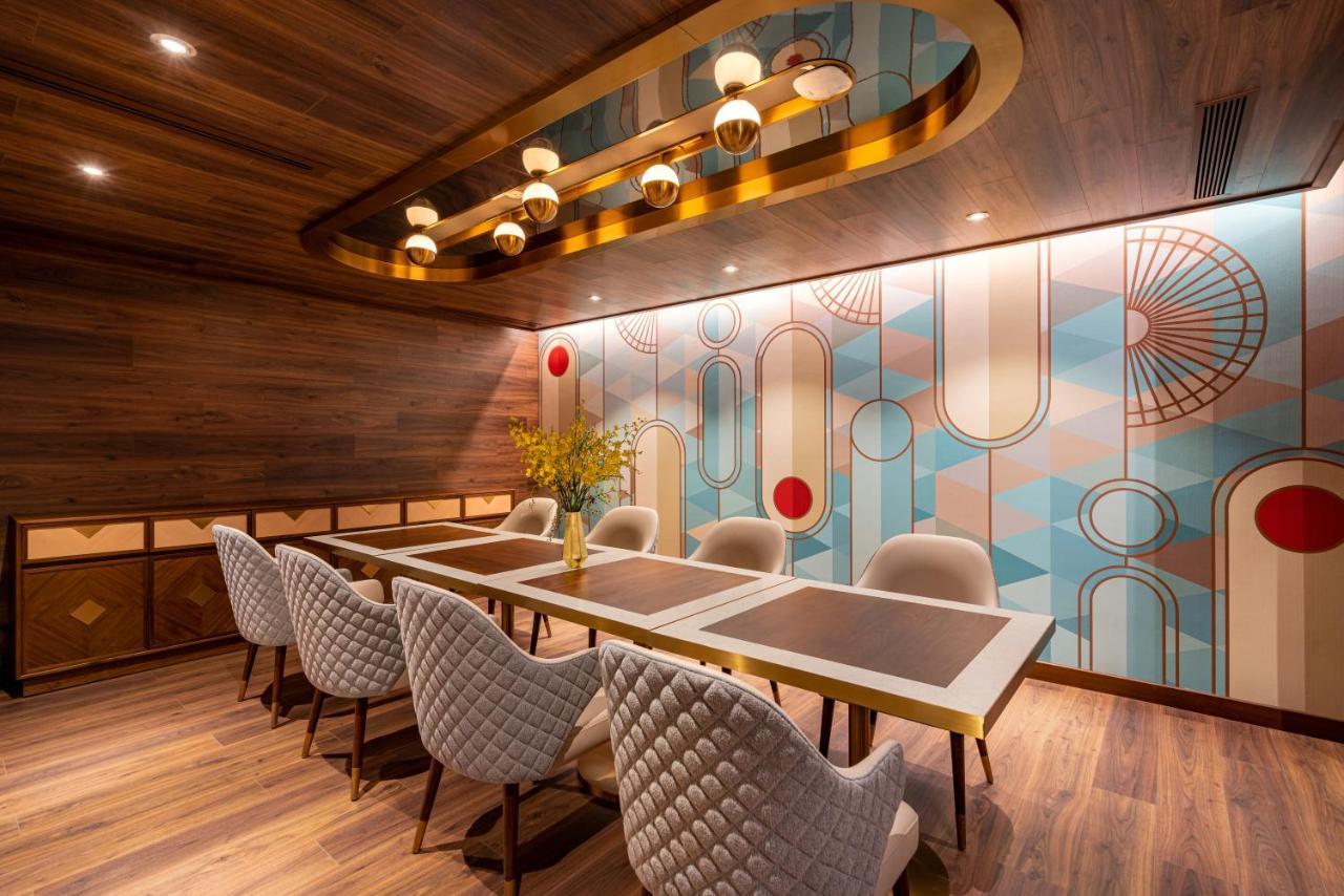 Fusion Original Saigon Centre Hotel Ho Chi Minh City Bagian luar foto The interior of the lounge