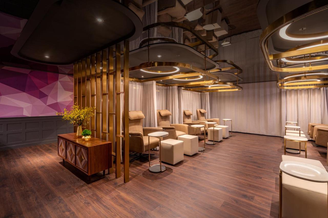 Fusion Original Saigon Centre Hotel Ho Chi Minh City Bagian luar foto The interior of the lounge