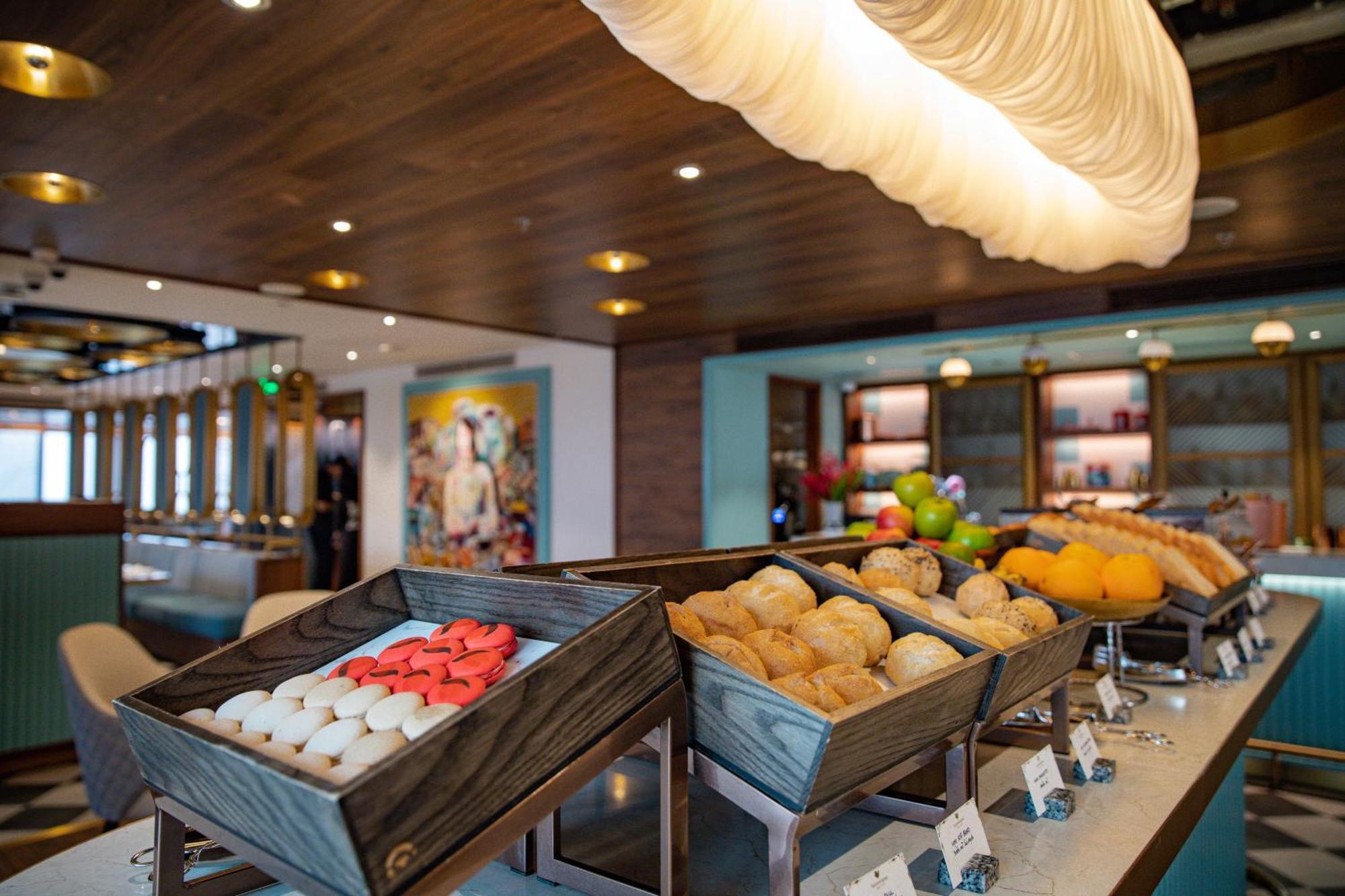 Fusion Original Saigon Centre Hotel Ho Chi Minh City Bagian luar foto The buffet at the restaurant